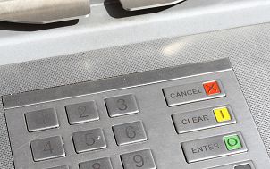 Zdjęcie ukazuje metalową klawiaturę bankomatu
