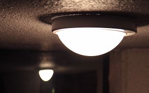 świecąca lampa sufitowa, o owalnym kształcie. Z tyłu inne źródło światła. Zdjęcie autorstwa 8786212 z Pixabay.