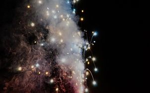 wystrzały kolorowych fajerwerków na tle ciemnego nieba. Zdjęcie autorstwa ASchuehlein (Pixabay)
