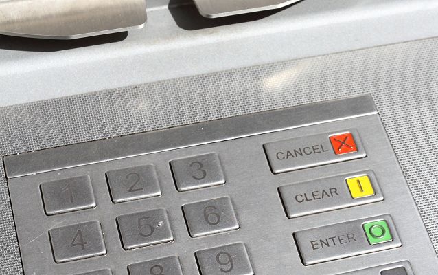 Zdjęcie ukazuje metalową klawiaturę bankomatu